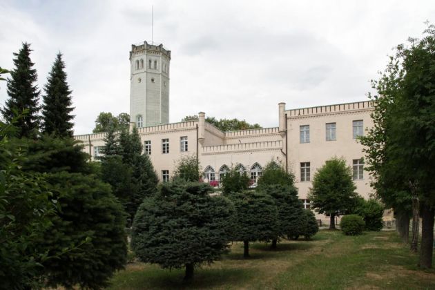 Schloss Erdmannsdorf war Sommerresidenz von Friedrich Wilhelm III und beherbergt heute ein Gymnasium - Mysłakowice, Zillerthal-Erdmannsdorf