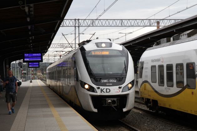 Unser Zug der Zackenbahn im Hauptbahnhof Jelenia Góra - ein elektrischer Triebwagen 31 WE der polnischen Bahngesellschaft Koleje Dolnoslaskie 