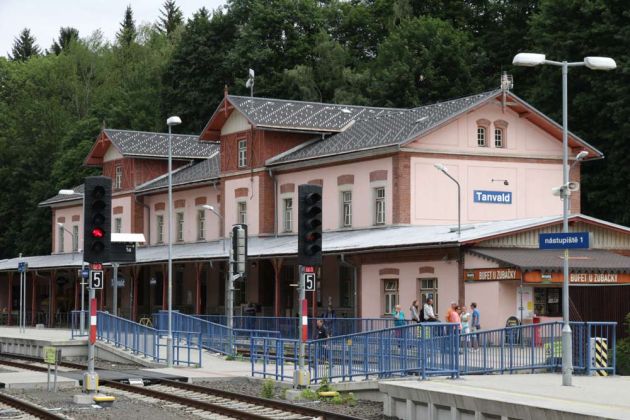 Das Bahnhofs-Gebäude im tschechischen Tanvald 
