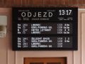Zuganzeige am Bahnhofs-Gebäude im tschechischen Tanvald 