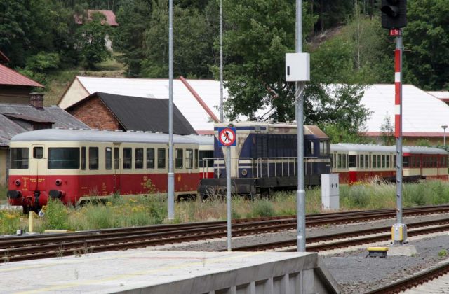 Abgestellte Lokomotive und Triebwagen der tschechischen Bahngesellschaft České dráhy - Tanvald