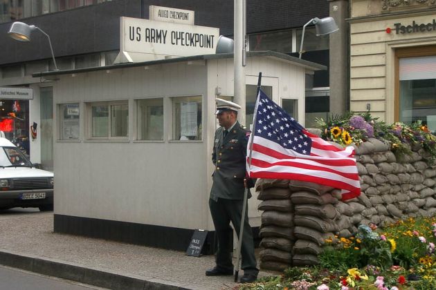 Bundeshauptstadt Berlin - Checkpoint Charlie, der frühere Übergang vom Amerikanischen in den Sowjetischen Sektor von Berlin