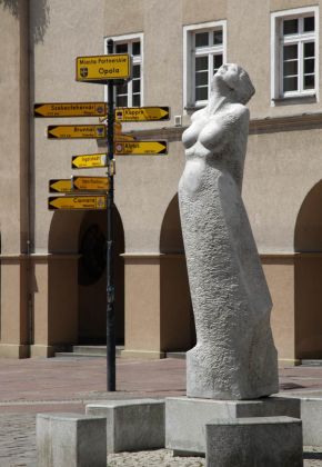 Statue und Wegweiser zu den Partnerstädten am Rynek von Opole, dem Marktplatz von Oppeln in Oberschlesien