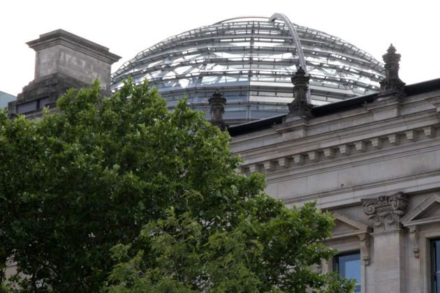 Das Reichstagsgebäude in Berlin - die gläserne Kuppel des Stararchitekten Sir Norman Foster