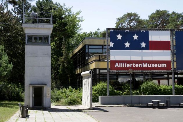 Segmente der Berliner Mauer und Wachturm der DDR - Alliiertenmuseum in Berlin-Dahlem