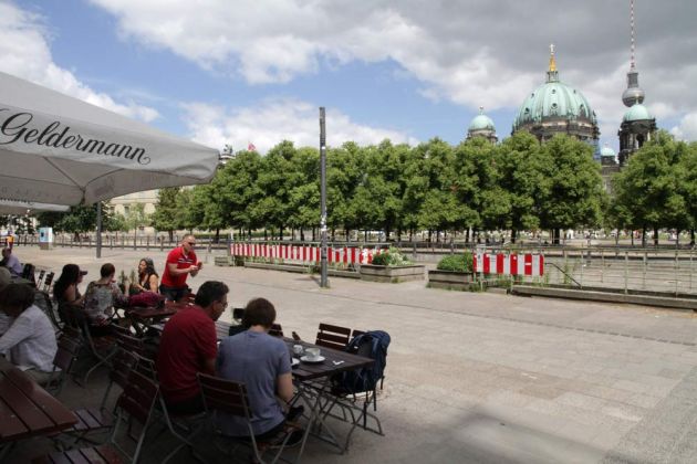 Berlins Mitte - das Zeughaus-Cafe und der Lustgarten 