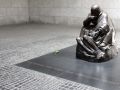 Käthe Kollwitz Plastik Mutter mit totem Sohn im Innenraum der Neuen Wache - Unter den Linden, Berlin