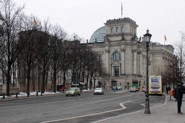 Bundeshauptstadt Berlin - der Blick vom Brandenburger Tor auf das Reichstagsgebäude