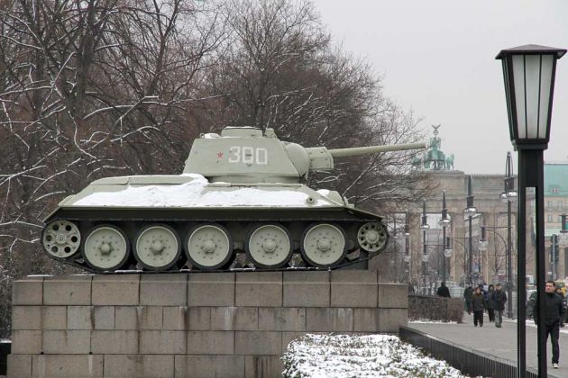 Bundeshauptstadt Berlin - ein T 34 Panzer am Sowjetischen Ehrenmal im Tiergarten an der Strasse des 17. Juni