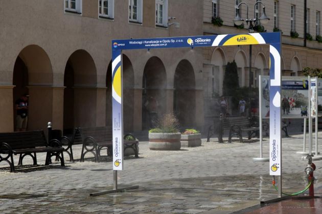 Sprühduschen gegen die grosse Hitze in der Fussgängerzone Krakoska - Opole, Oppeln