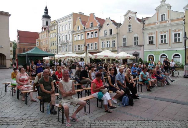 Zuschauer eines Musik-Festivals auf dem Rynek von Opole, dem Marktplatz von Oppeln in Oberschlesien