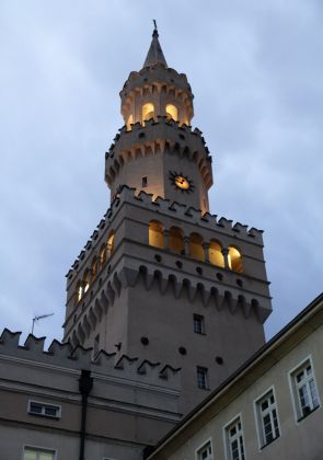 Der Rathausturm auf dem Marktplatz von Oppeln in Oberschlesien  - Opole zur Blauen Stunde