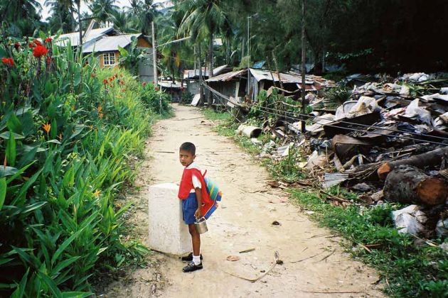 Müllhalde neben den Wohnhäusern - Kontraste auf Ko Phi Phi Don