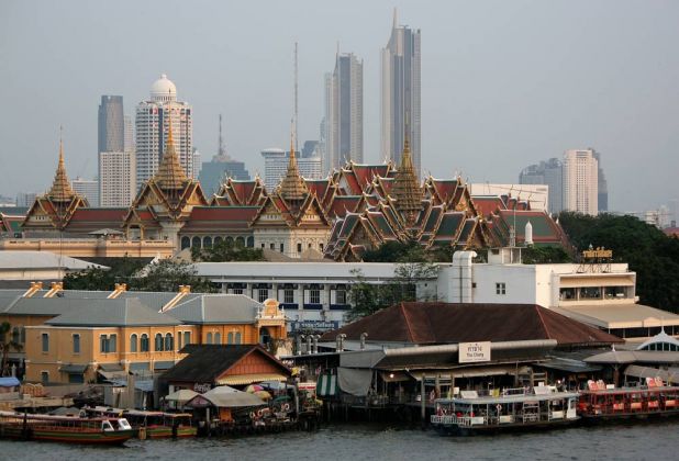 Der Chao Phraya River, der vergoldeten Königspalast und die Skyline von Bangkok