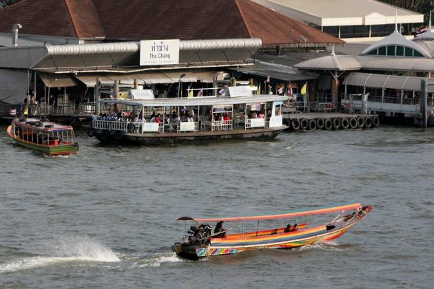 Der Tha Chang Pier am Chao Phraya River in Bangkok