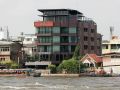 Das Hotel Baan Wanglang Riverside am Ufer des Chao Phraya Rivers in Bangkok-Noi