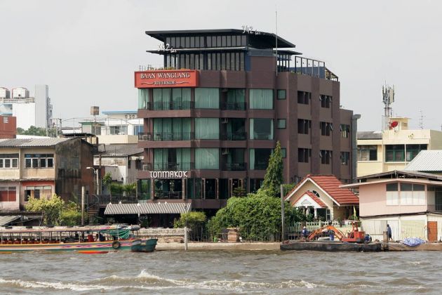 Das Hotel Baan Wanglang Riverside am Ufer des Chao Phraya Rivers in Bangkok-Noi
