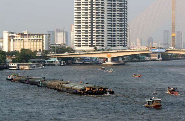 Ein Schleppkahn vor der Phra Pin Klao Brücke über den Chao Phraya