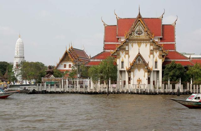 Der Wat Rakhang Tempel von der gegenüber liegenden Seite des Chao Phraya Rivers