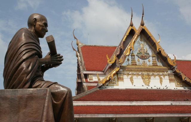 Der Wat Rakhang Tempel in Bangkok, die Skulptur des Mönches Somdej Toh Buddha