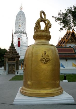 Wat Rakhang, the Temple of Bells in Bangkok - die grosse Glocke vor dem Eingang des Ubosot des buddhistischen Tempels