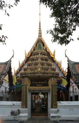 Eingang des Ubosot, dem heiligsten Bereich des buddhistischen Wat Rakhang Tempels