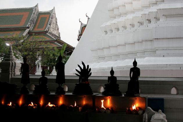 Impresionen im Inneren des Ubosot des buddhistischen Tempels Wat Rakhang - Bangkok
