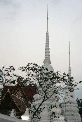 Stupas des buddhistischen Tempels Wat Rakhang - Bangkok Blue Hour