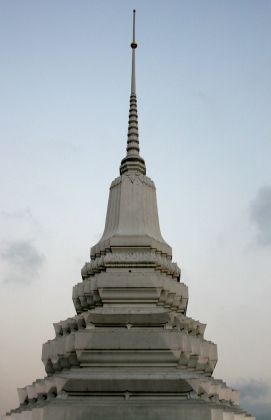 Stupa des buddhistischen Tempels Wat Rakhang - Bangkok Blue Hour