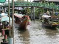 Bootsanleger am Wat Saphan Floating Market