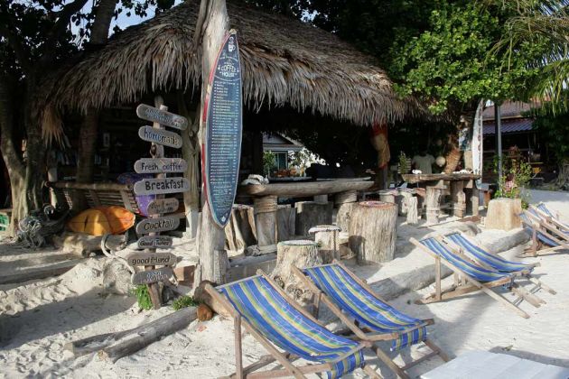 Beach Bar am Pattaya Beach von Ko Lipe - Andaman Sea, Thailand