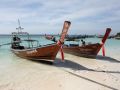 Longtail-Boote am Pattaya Beach von Ko Lipe - Andaman Sea