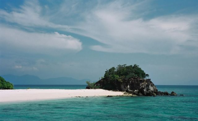 Eine unbewohnte Insel im Tarutao Marine National Park mit traumhaft weissem Strand
