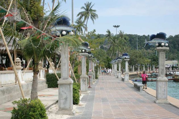 Promenade an der Ton Sai Bay auf Ko Phi Phi Don