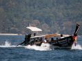 Ein Longtail-Boot vor Ko Phi Phi Leh