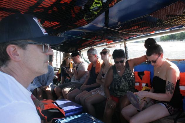 Die bunt zusammen gewürfelte Touristen-Truppe unseres Longtail-Bootes
