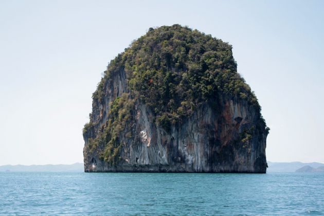 Unbewohnte Felseninsel im Ko Hong Archipel - Andaman Sea
