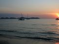 Ko Mook, Sonnenuntergang am Charlie Beach mit Blick auf die Insel Ko Kradan