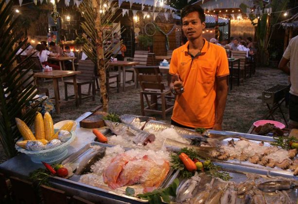Abends im Ko Mook Village - leckeres Thai-Essen in reicher Auswahl