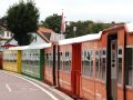 Quietschebunt sind die nostalgischen Waggons der Inselbahn Langeoog lackiert
