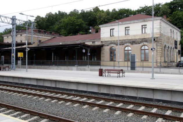 Der Hauptbahnhof von Jelenia Gora mit Direkt-Verbindungen nach Breslau und ins Riesengebirge