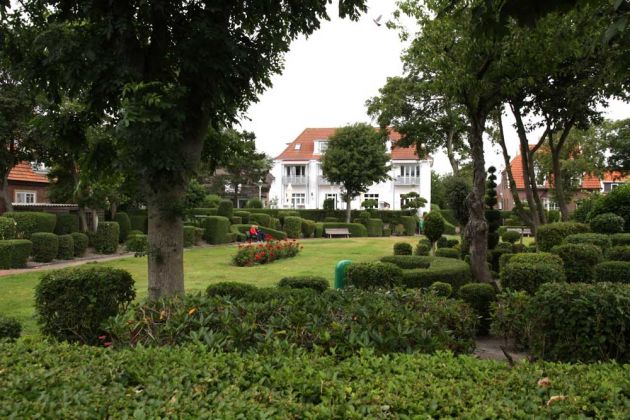 Langeoog - ein kleiner Park neben dem Rathaus