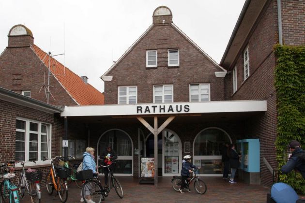 Langeoog - das Rathaus mit Tourist-Info an der Hauptstrasse