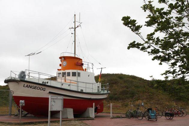 Das Museums-Rettungsboot an der Kurstrasse - Langeoog
