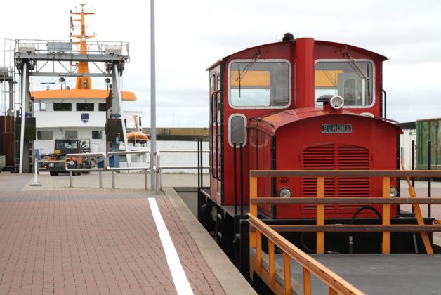 Langeoog - am Fähranleger der Inselschiffahrt, das Fährschiff und eine Schöma-Diesellok der Inselbahn