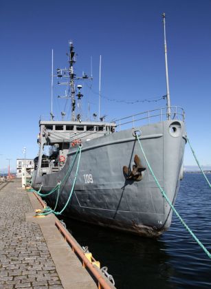 Das Küstenwach-Schiff PVL-109 Valvas im Lennusadam Seaplane Harbor - Estonian Maritime Museum, Tallinn