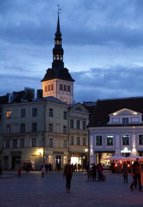 Der historische Rathausmarkt mit der Nikolaikirche, Niguliste kirik, im Hintergrund - Tallinn
