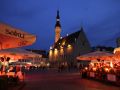 Tallinn, der Rathausmarkt mit dem historischen Rathaus - Estland