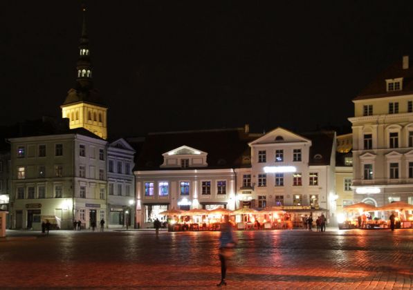 Fassaden am historischen Rathausmarkt mit der Nikolaikirche, Niguliste kirik, im Hintergrund - Tallinn