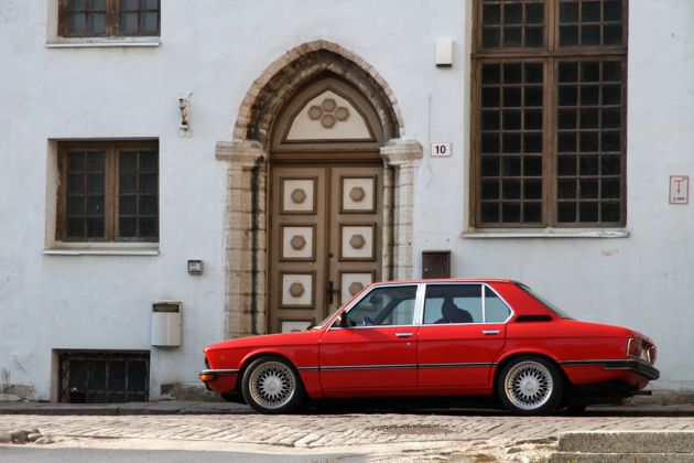 Historische Fassade mit BMW-Oldtimer in der Rüütli, der Ritterstrasse - Toompea, Tallins Domberg
